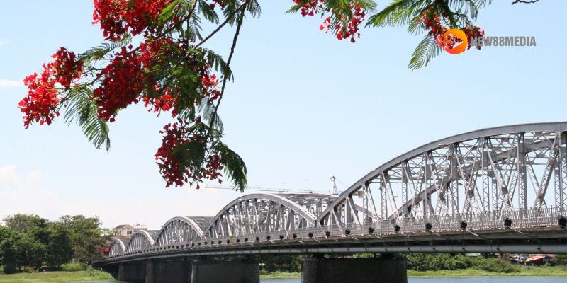 Cầu Trường Tuyền gây ấn tượng với nhịp cầu cong cong bắt ngang qua sông Hương