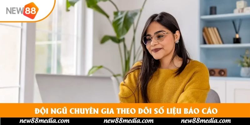 Đội ngũ chuyên gia theo dõi số liệu báo cáo